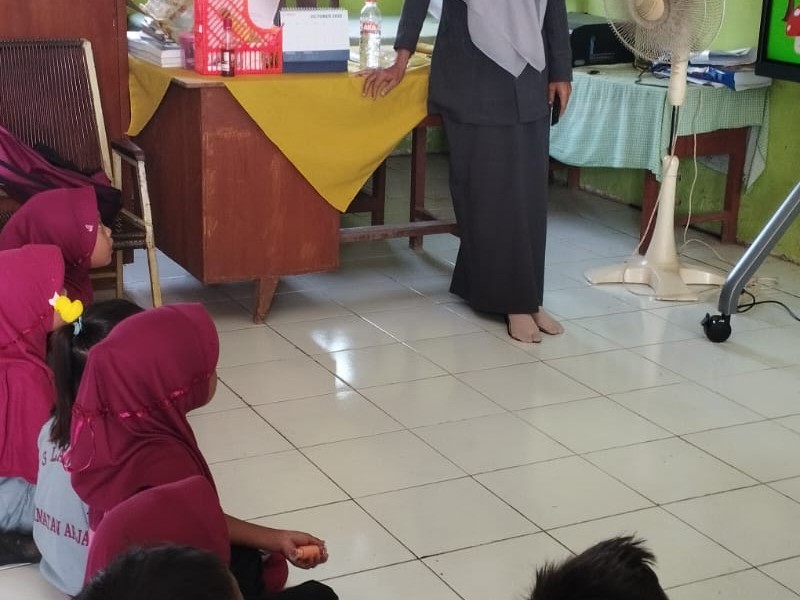 PRAKTIK KEGIATAN PEMBELAJARAN MENGGUNAKAN IFP DI SDN 3 LAMONGAN